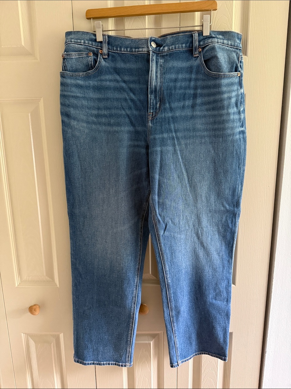 American Eagle Outfitters Women's Mid-Wash Straight Leg Jeans